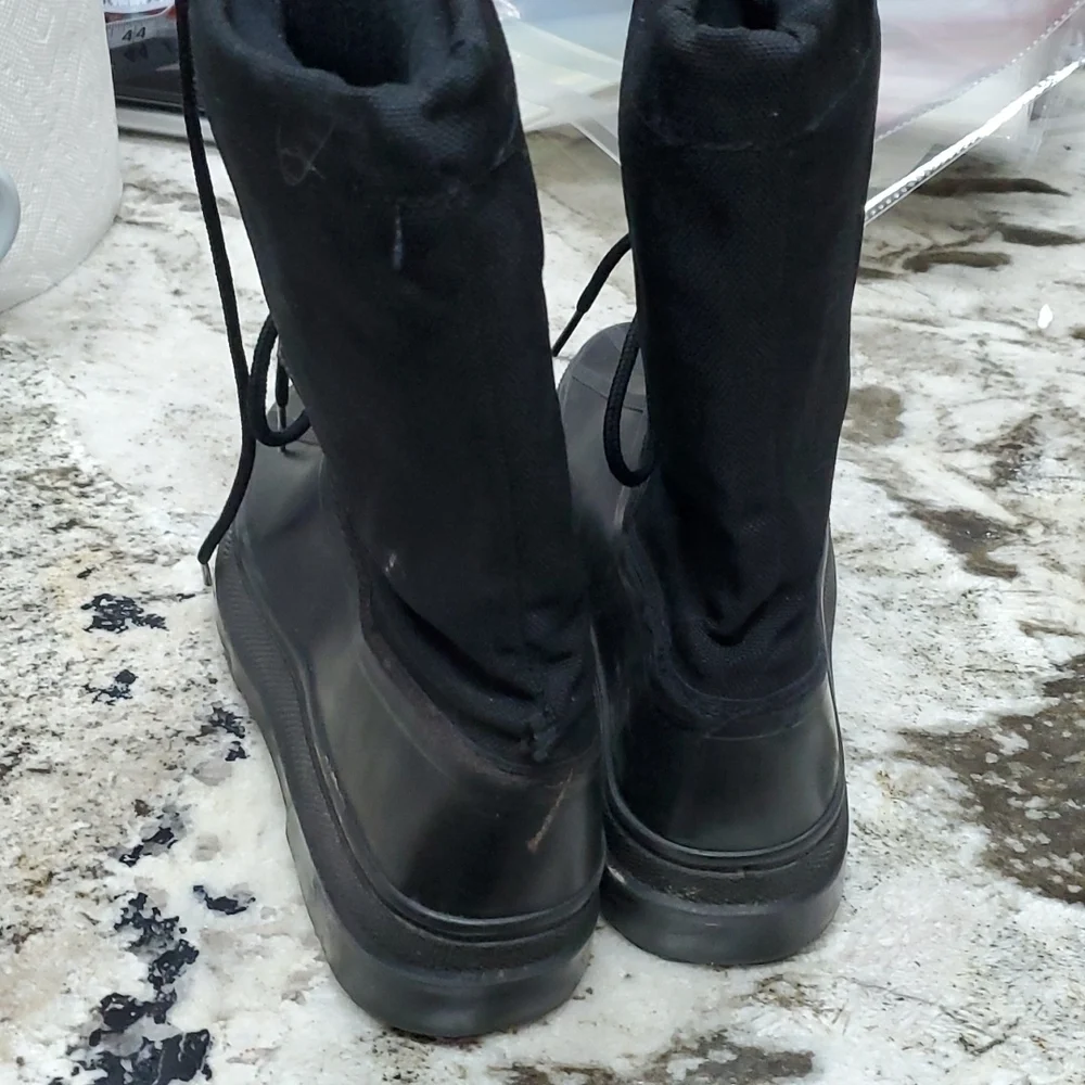 Yukon Avalance Boots Size 6 all weather black size 6 has flaw rain snow